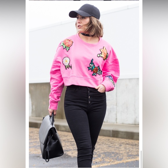 Zara Sweaters - *HOST PICK* - Zara cropped sweatshirt with sequenced flower patches